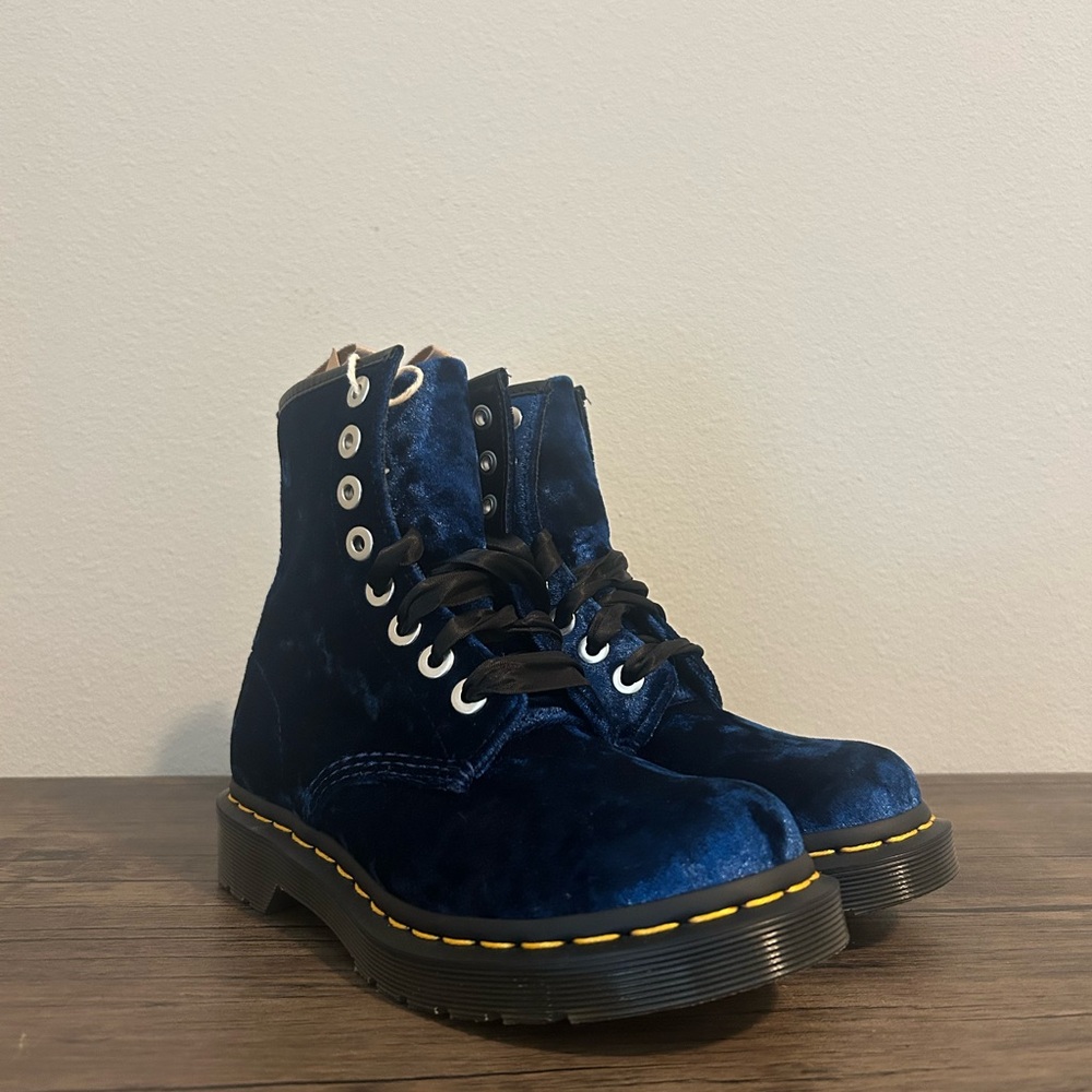 Dr. Martens VEGAN 1460 WOMEN'S CRUSHED VELVET LACE UP BOOTS BLUE SIZE 5 NEW